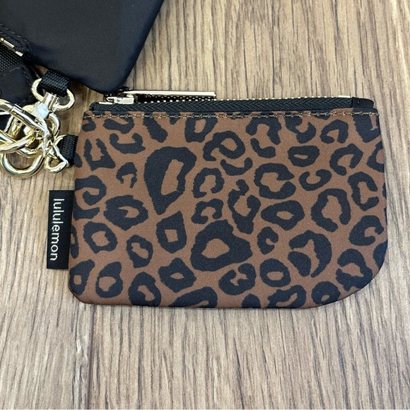 NWT Lululemon Dual Pouch Wristlet Leopardo Shift Midi Desert Khaki/Night Brown - Picture 2 of 7